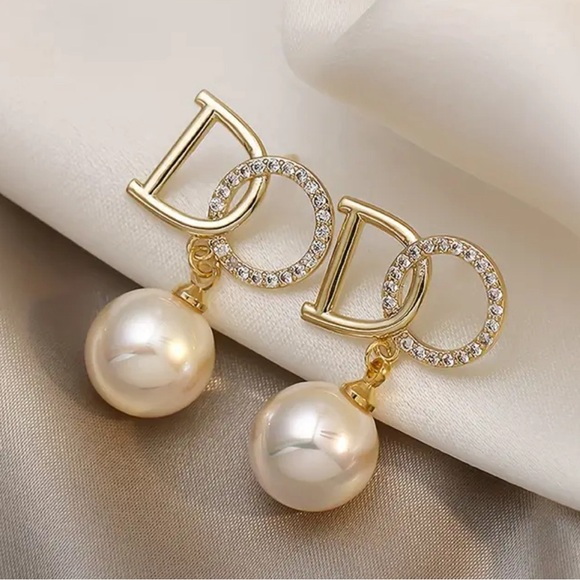 Boutique Jewelry - Exquisite Pearl, Gold Plated & Rhinestone Stud Earrings
